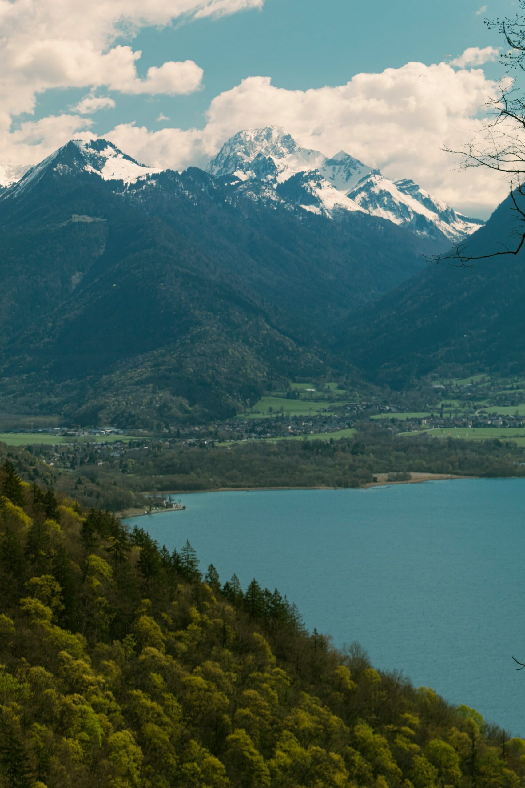 vue sur le lac d'Annecy depuis la montagne